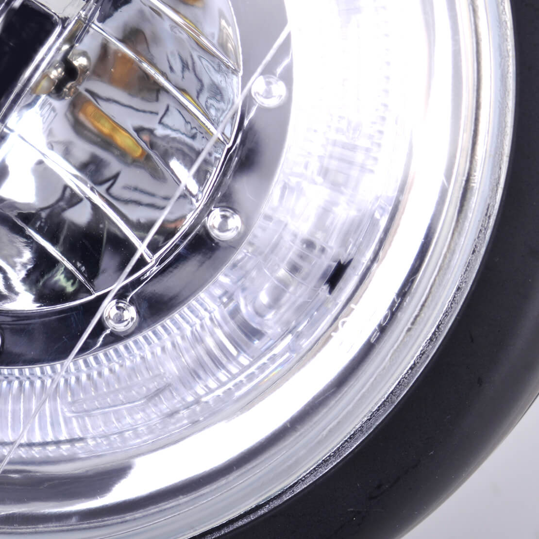 Phare LED, feux de route pour motos, feux de croisement, feux avant ronds  vintage Angel Eye noirs, adaptés pour moto Cruiser Choppers Bobber Cafe  Racer(Lumière blanche) : : Auto et Moto